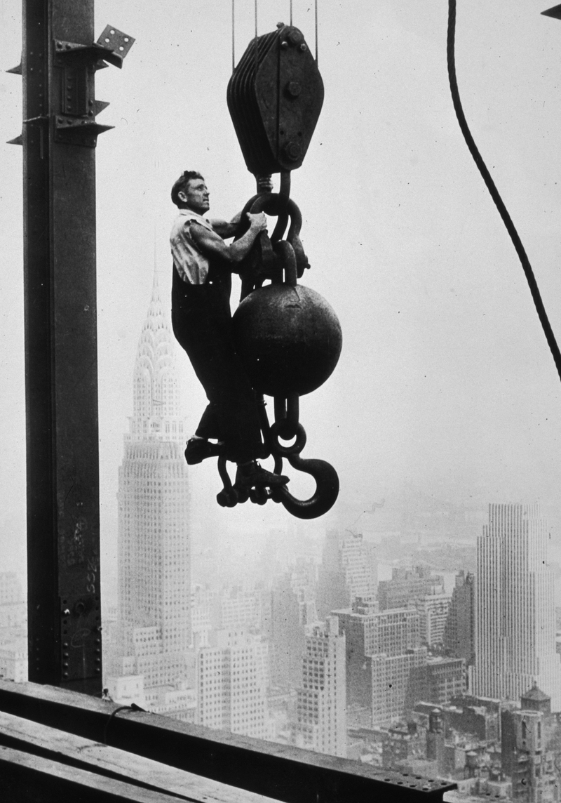 Illustration for article titled Death-Defying Photos Of Skyscraper Construction Workers Goofing Around
